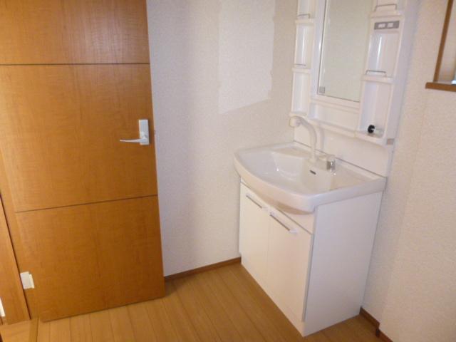 Wash basin, toilet. 5 Building