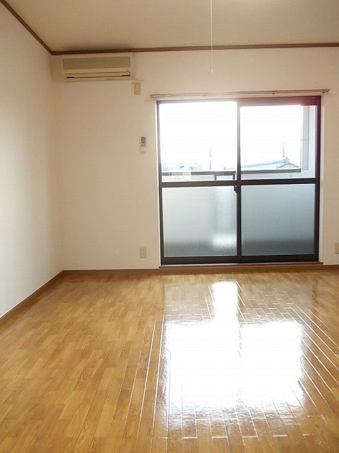 Living and room. Good per sun in the southwest-facing