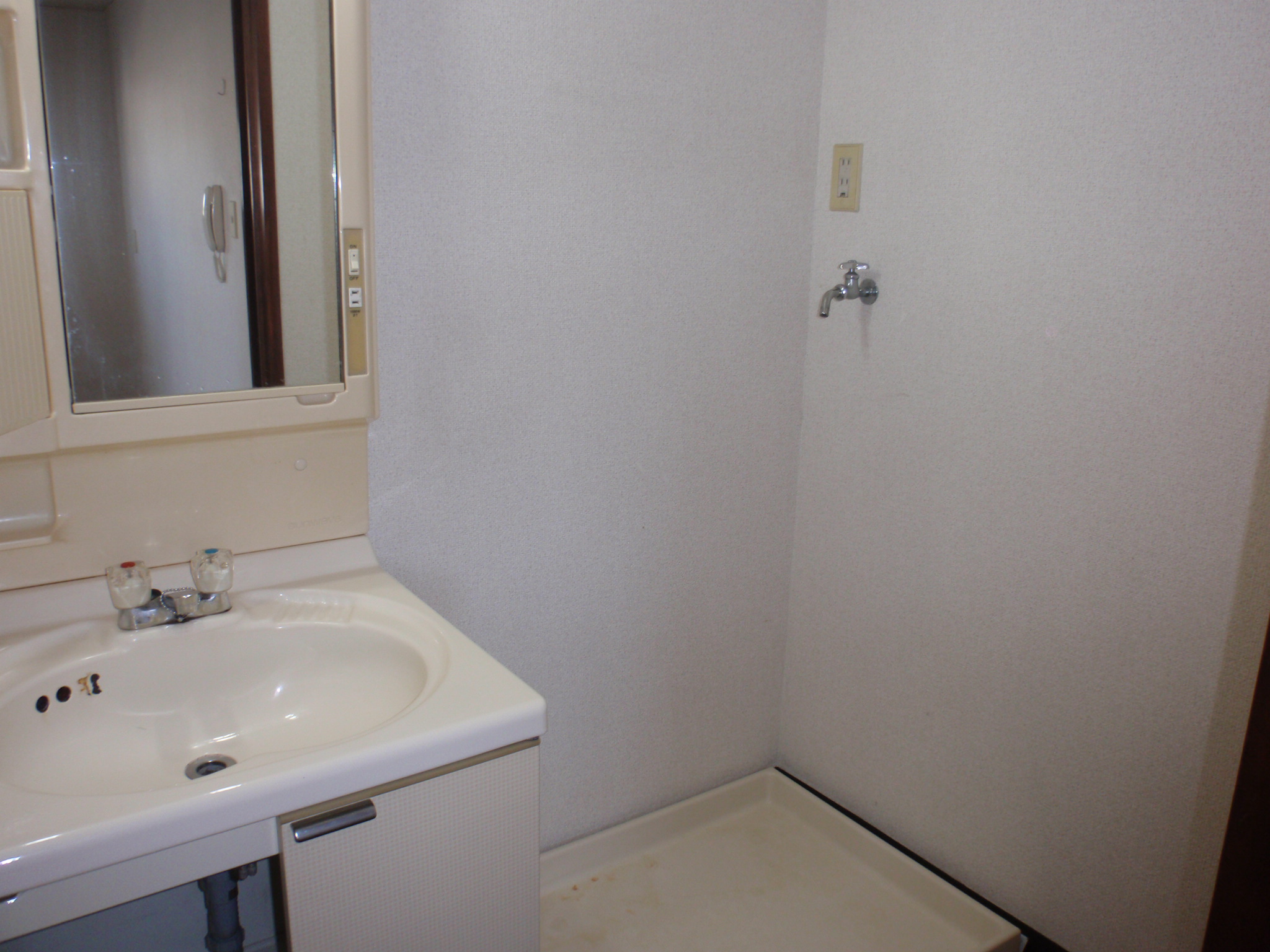 Washroom. Washing machine Storage