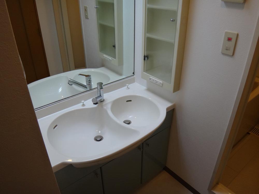 Wash basin, toilet. Indoor (10 May 2013) Shooting