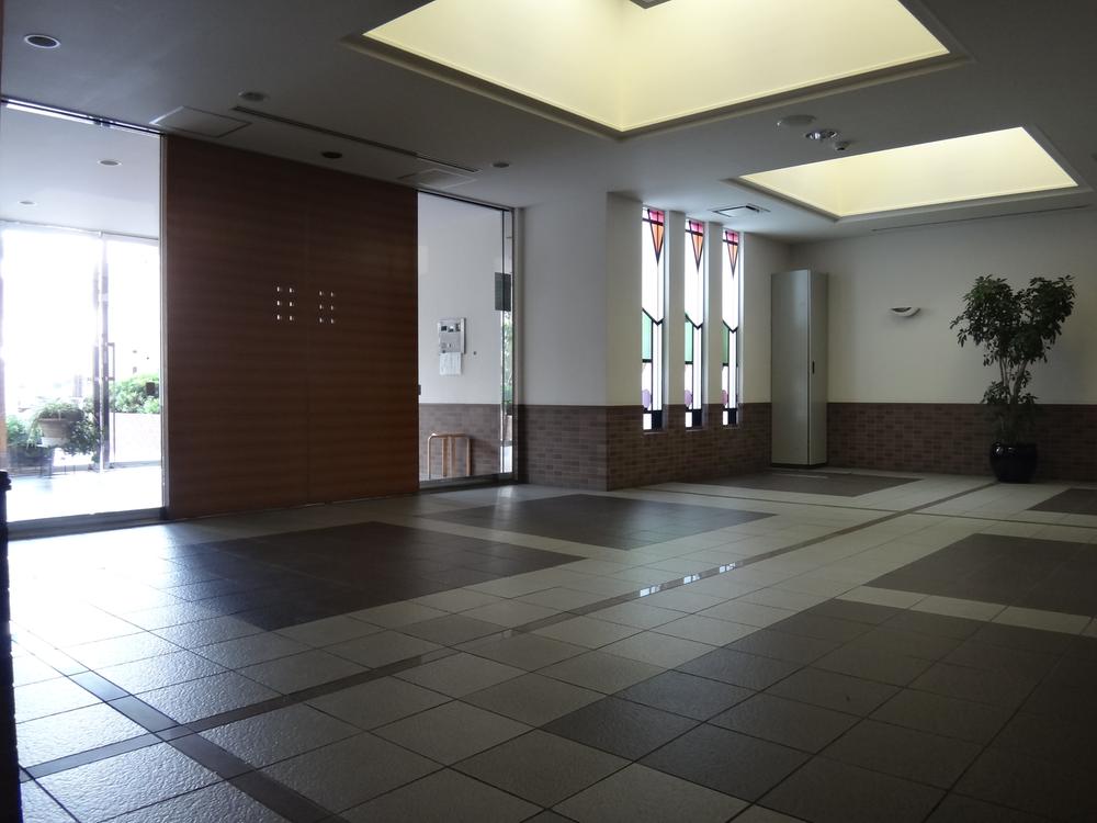 lobby. Local (10 May 2013) Shooting