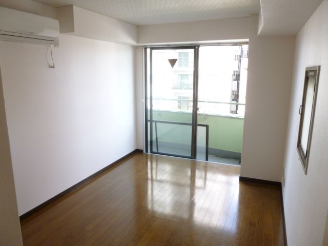 Living and room. spacious, Clean room