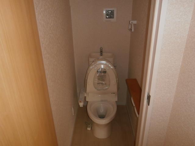 Toilet. 1 Building
