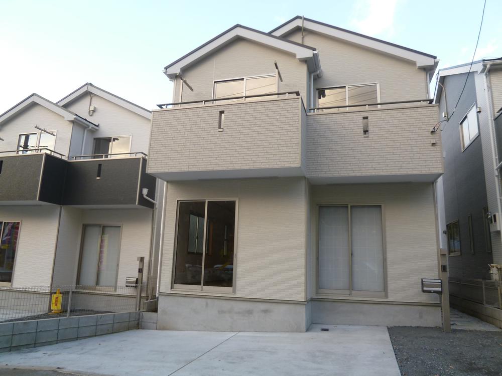 Local appearance photo. Building 3