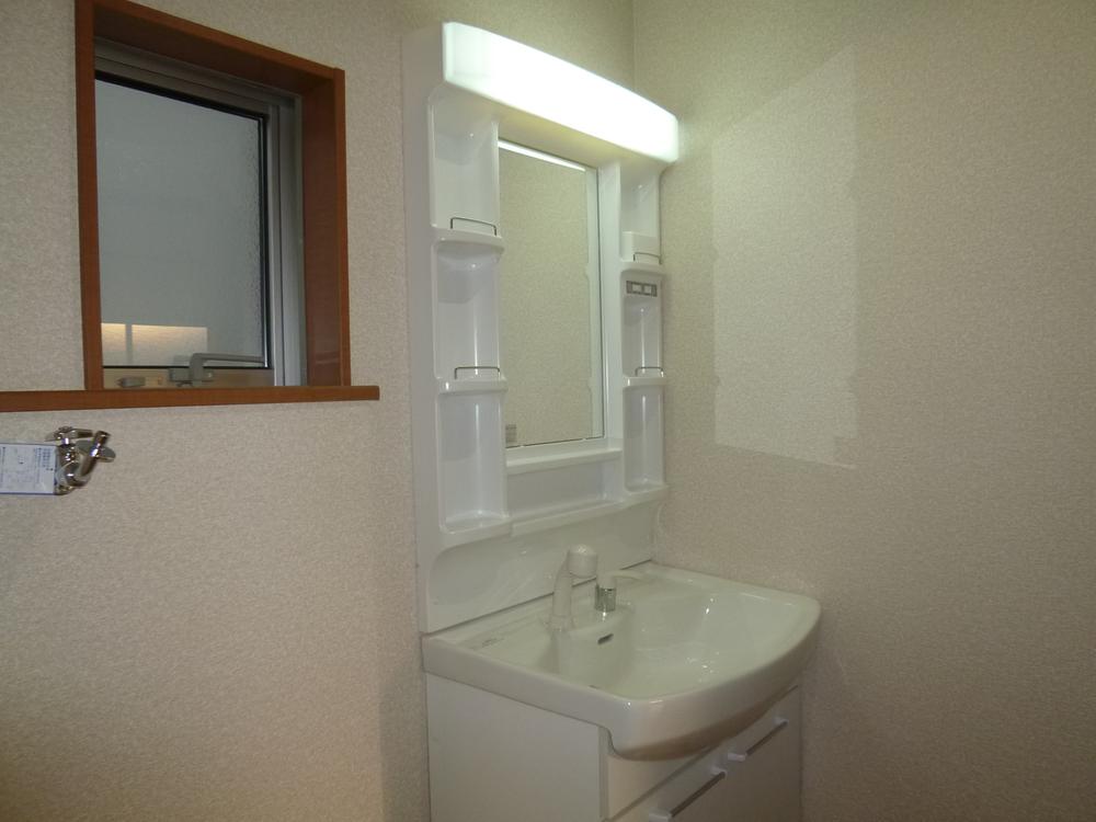 Wash basin, toilet. 1 Building