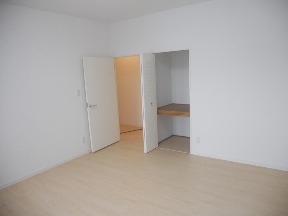 Non-living room. Indoor (12 May 2013) Shooting