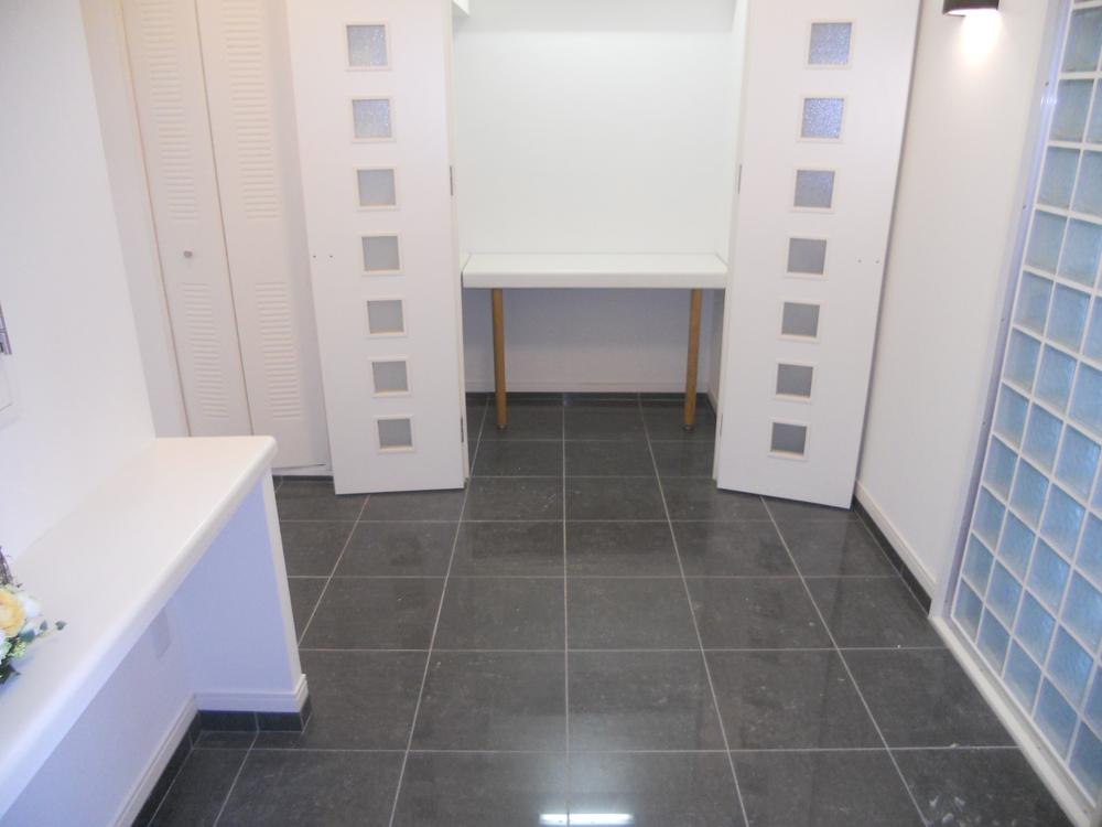 Entrance. Local (12 May 2013) Shooting