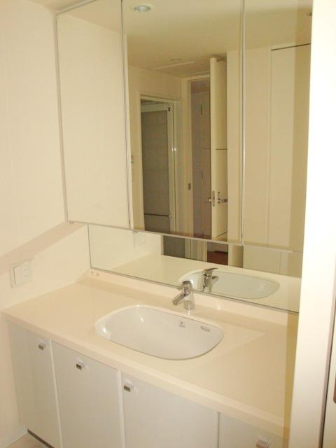 Wash basin, toilet. Indoor (11 May 2013) Shooting