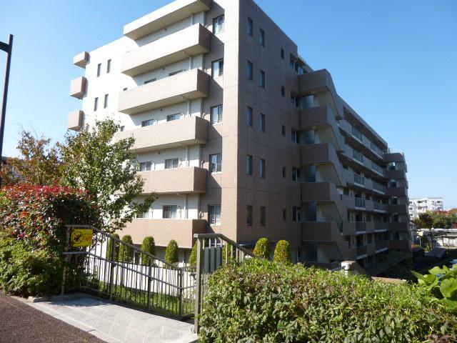 Entrance. Put the entrance from the promenade.