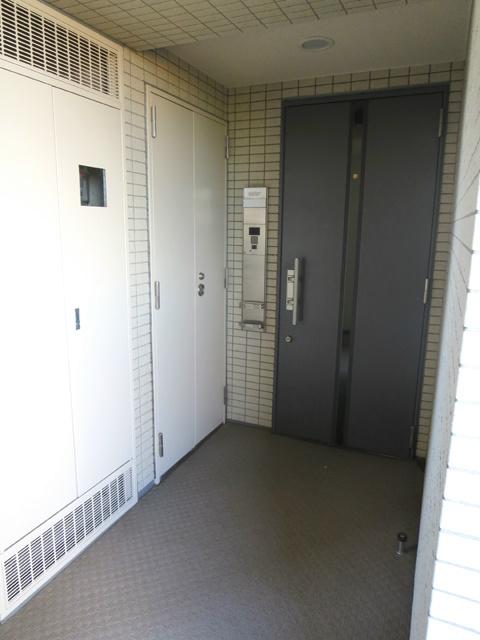 Entrance. Yes trunk room