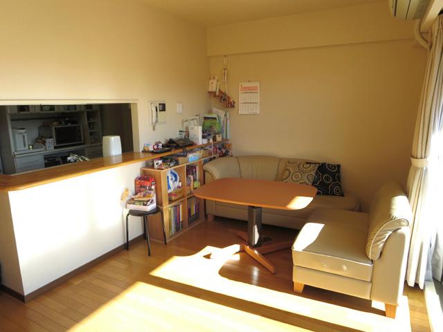 Living. Conversation of the family is momentum at the counter kitchen.