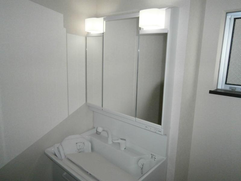 Wash basin, toilet. Building 3 room (November 2013) Shooting