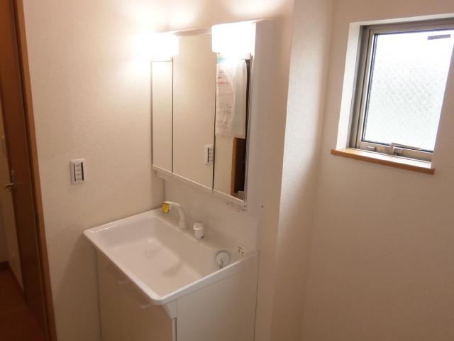 Wash basin, toilet. 1 Building