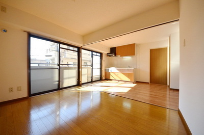 Living and room.  ☆ Good sense of openness is born from the large windows ☆