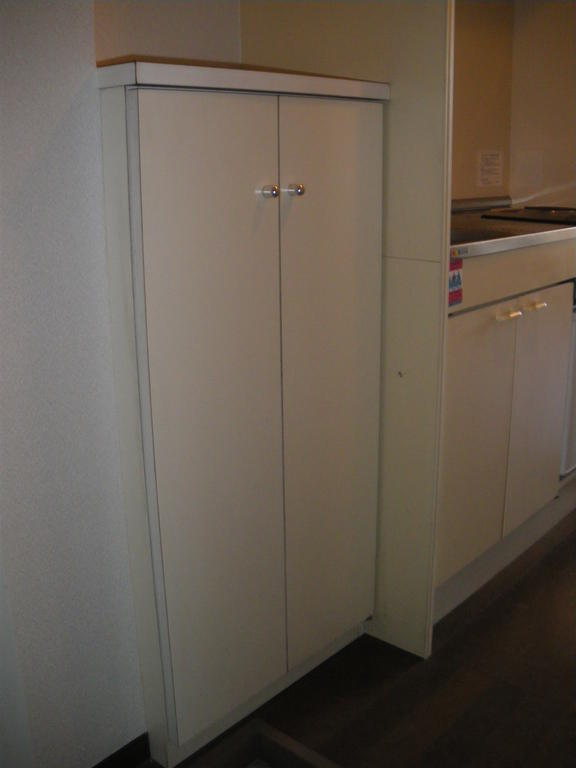 Entrance. Equipped with white shoe box