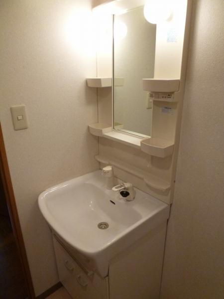 Bath. Beautiful independent wash basin.