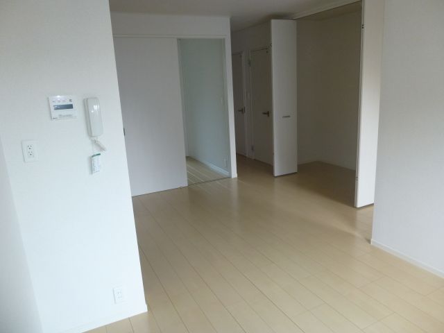 Living and room. ◇ living room ◇