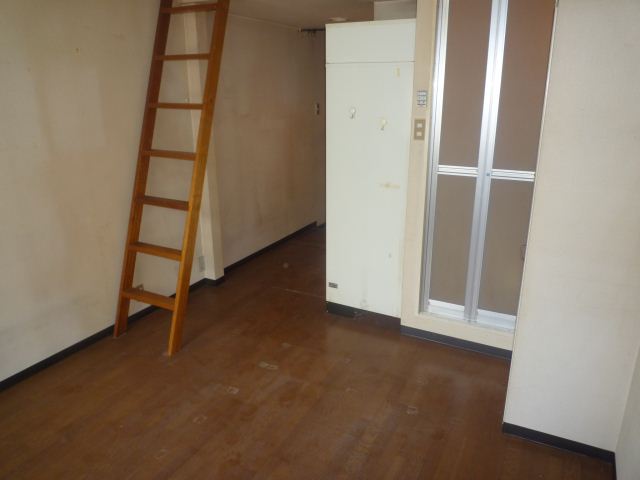 Living and room. Design invisible the bathroom from the front door!