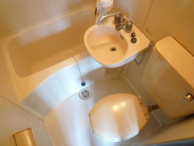 Bath. Cleaning Rakuchin unit bus!