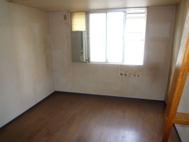 Living and room. I flooring of the room is easy to set up furniture