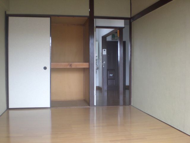 Living and room. Western-style 6 Pledge