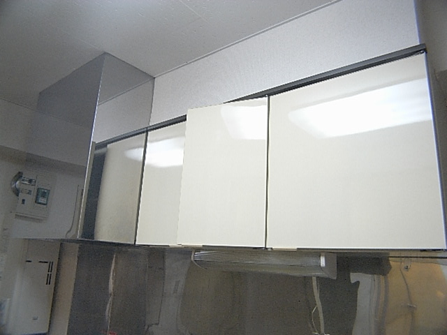 Kitchen. Upper receiving