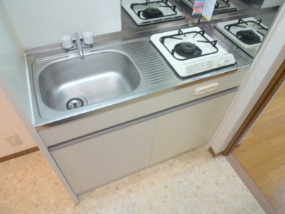 Kitchen. Pat dishes at 1-neck with stove