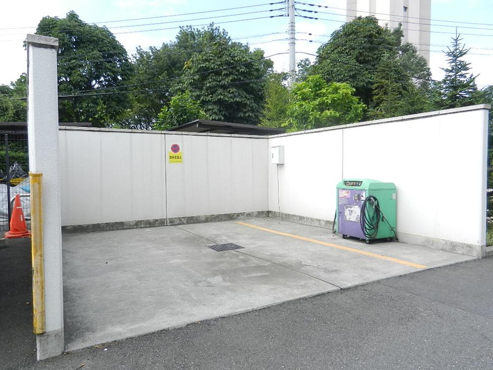 Parking lot. On-site common areas