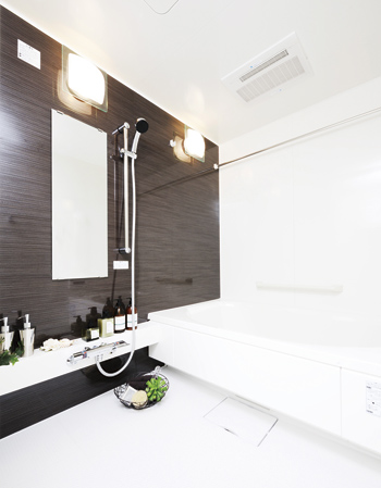 Bathing-wash room.  [Bathroom] Consideration to safety, It was to lower the straddle height of the tub. It is safe specifications for those of small children and the elderly. Also, Hot water filling at the touch of a button, Reheating, Adopt a temperature adjustment is possible auto function bus (semi-automatic). You can be operated from the kitchen.