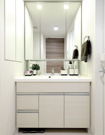 Bathing-wash room.  [Powder Room] The Kagamiura, Installing the storage space. Convenient and basin around will Katazuki neat storage of cosmetics and vanity. Also, The vanity bottom, Prepare a health meter private yard. It can be housed and refreshing.