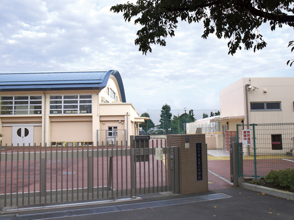 Surrounding environment. Municipal sixth junior high school (a 9-minute walk, About 720m)