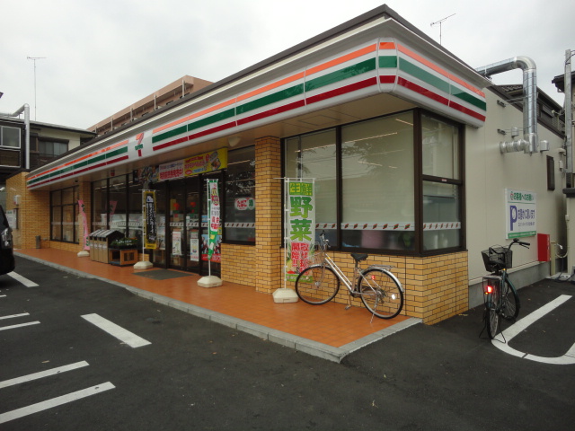 Convenience store. 864m to Seven-Eleven (convenience store)