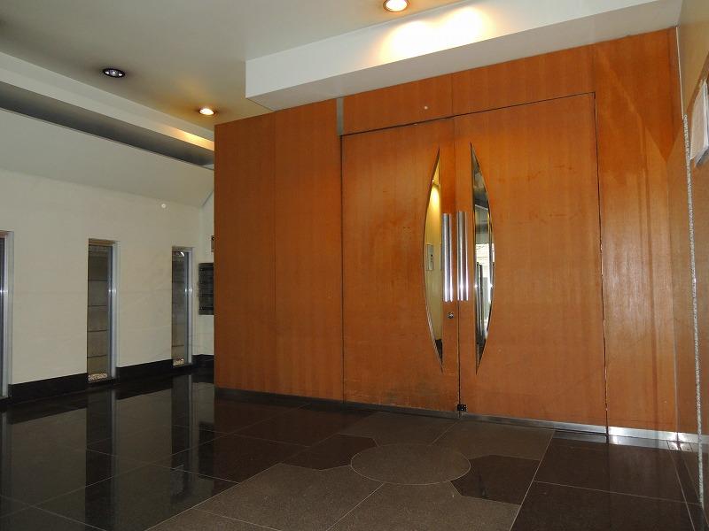 Entrance. Classy entrance. This is an automatic lock of peace of mind.