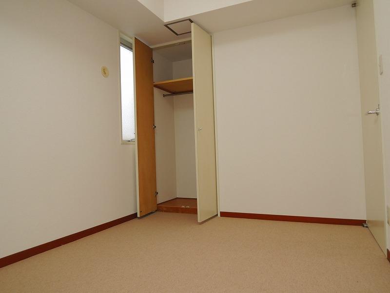 Non-living room. Flooring ・ cross ・ Carpet also stuck sort already