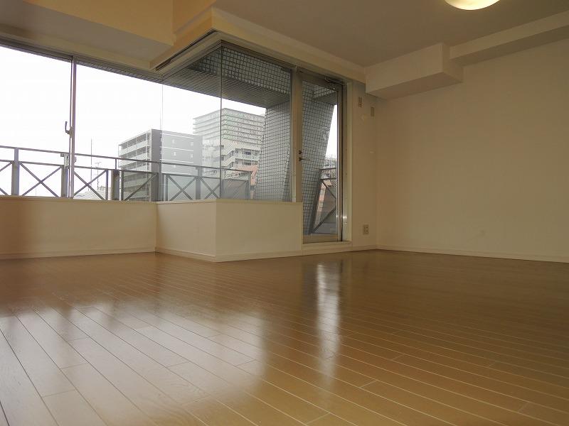 Living. top floor ・ Airy corner room