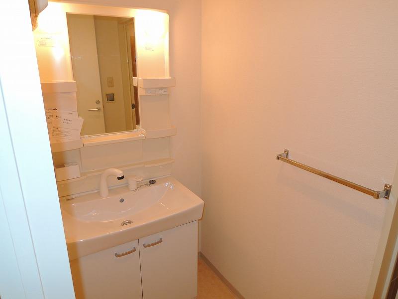 Wash basin, toilet. Washstand new replaced.