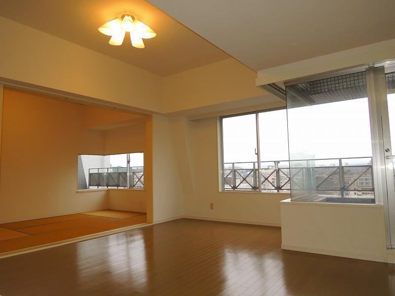 Living. Such like a hotel, Glass window is impressive