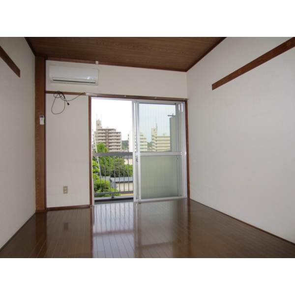 Living and room. Because of the balcony side residential area, View ・ Day is good!