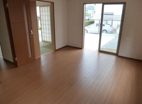 Living. Warm space where the light of the sun is plugged!