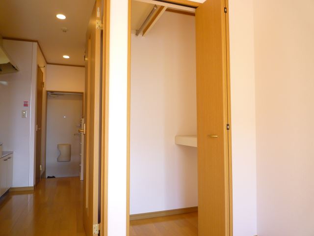 Receipt. Walk-in closet type