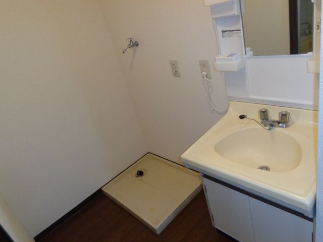 Washroom. ◆ Washing machine in the room and a separate wash basin ◆