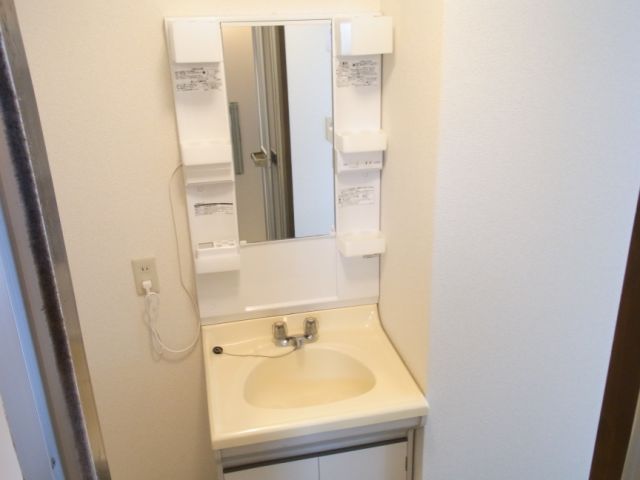 Washroom. ◆ Independence is a wash basin ◆