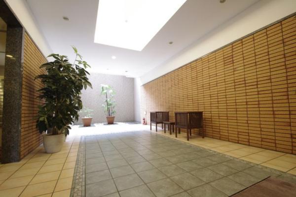 Entrance. Feeling of luxury entrance