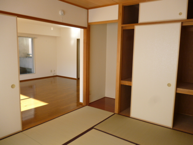 Other room space. Dining next to the bright Japanese-style.