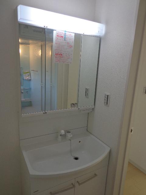 Wash basin, toilet. Building 2