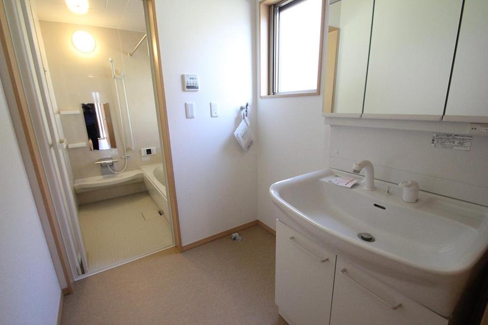 Wash basin, toilet. Indoor (April 2012) shooting