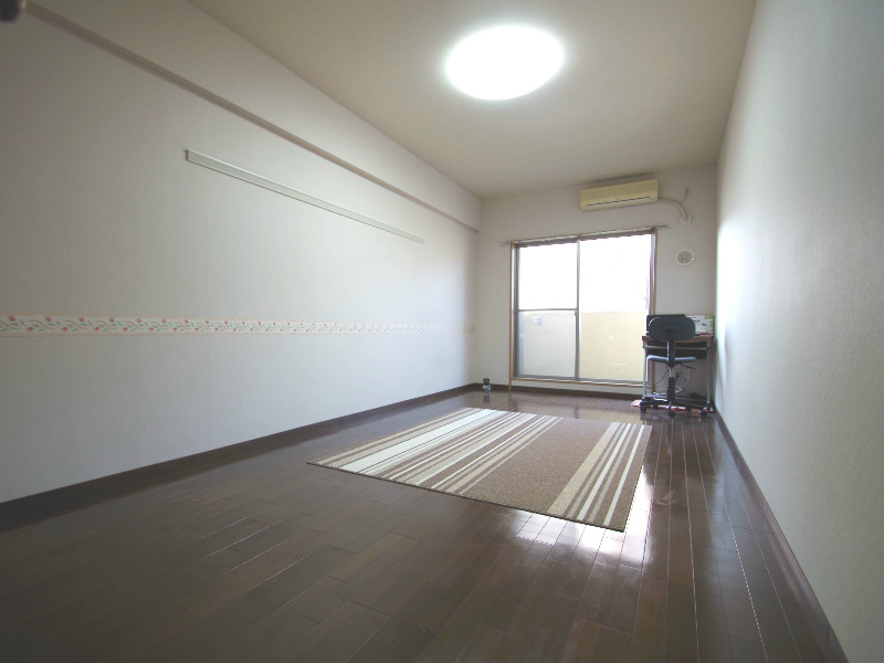 Living and room. Western-style 10.3 Pledge!