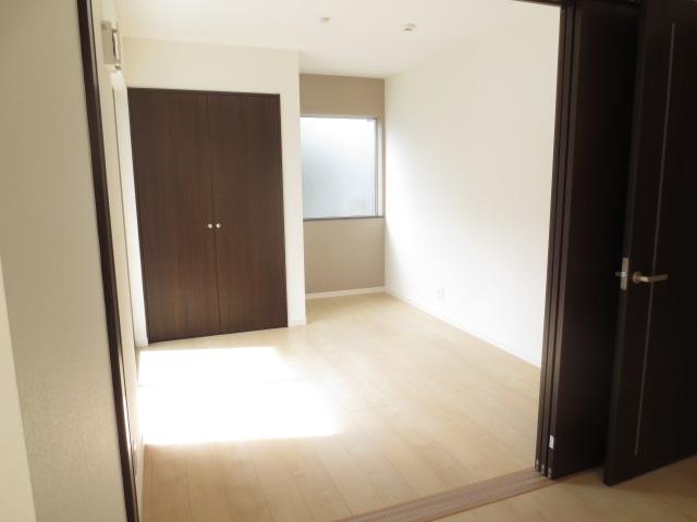 Non-living room. Living a continuous Western-style