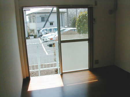 Living and room. South-facing hill day view good with flooring veranda