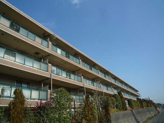 Local appearance photo. Mansion appearance Photos (1) South because of the Yudono River promenade, Exposure to the sun ・ A view good